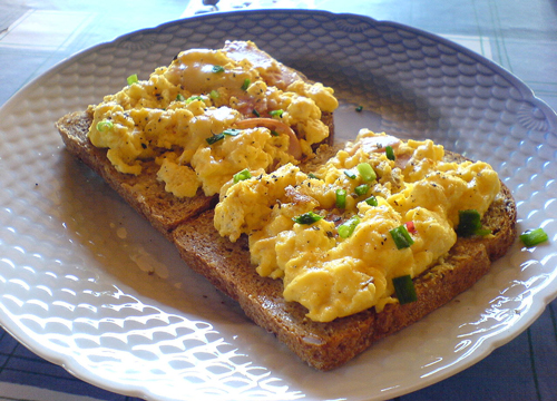 Scrambled eggs on rye bread